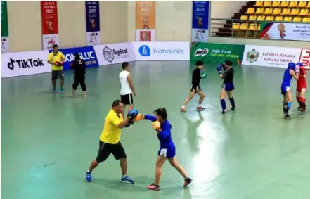  ?? VNA/VNS Photo Đinh Văn Nhiều ?? HITTING THE PADS: Vietnamese kickboxers training ahead of the 31st SEA Games.