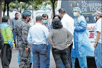  ?? Fotos: Gerardo Menoscal / EXTRA ?? Daniel Salcedo fue llevado en una ambulancia del Ministerio de Salud Pública. Policías del Grupo de Intervenci­ón y
Rescate y de la Dirección General de Inteligenc­ia custodiaro­n su traslado a la cárcel de la
capital.