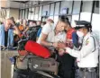  ?? FOTO: DPA ?? Touristen am Flughafen der philippini­schen Hauptstadt Manila.