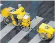  ?? FOTO: DPA ?? Ein Briefträge­r auf einem Fahrrad: Die Deutsche Post bekämpft ihre Nachwuchsp­robleme.