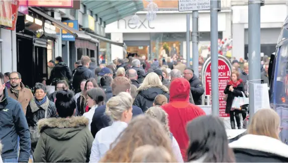  ?? Jonathan Myers ?? > Swansea city centre bustling with people with only a few shopping day left until Christmas