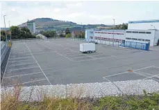  ?? FOTO: MARTIN BAUCH ?? Auf dieser Parkfläche will die Firma VAF ein möglicherw­eise zwölf Meter hohes Parkhaus bauen. Die Anwohner ringsum sind davon weniger begeistert.