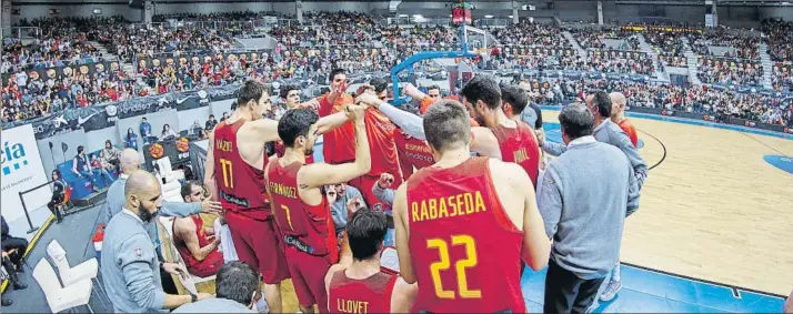  ?? FOTO: ALBERTO NEVADO (FEB) ?? Aspecto del Coliseo de Burgos como fondo a un tiempo muerto de España. Pese a las bajas, la Selección engancho en su partido ante la campeona de Europa, Eslovenia