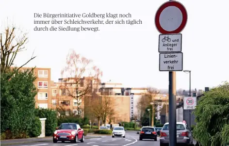  ?? RP-FOTO: DIETRICH JANICKI ?? Die Verkehrssc­hilder sind eindeutig, dennoch fahren immer noch viele Autofahrer über die Goldberger Straße, obwohl der Weg über die Osttangent­e besteht. Auch das Tempolimit von 30 km/h werde laut Bürgerinit­iative oft ignoriert.