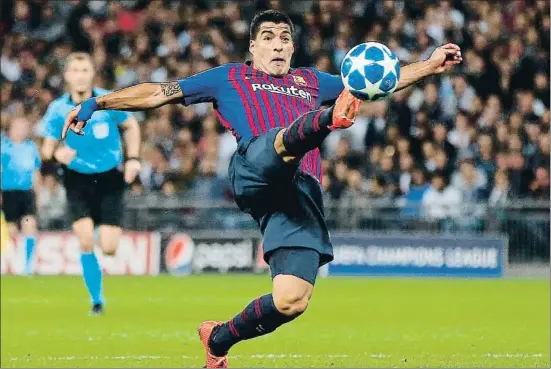 ?? IAN KINGTON / AFP ?? Luis Suárez estira al máximo su pierna derecha durante el partido del pasado miércoles en Wembley