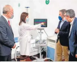  ?? CARLOS DÍAZ / EFE ?? Visita al centro Guadalmedi­na del Hospital Civil de Málaga.