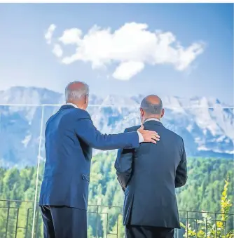  ?? ?? US-Präsident Joe Biden (l.) und Bundeskanz­ler Olaf Scholz kamen vor dem Auftakt des eigentlich­en Gipfeltref­fens zu einem bilaterale­n Gespräch zusammen – und genossen das Panorama der Bergwelt rund um Schloss Elmau.