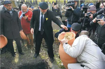  ??  ?? Naczelny rabin Polski Michael Schudrich podczas pogrzebu uszkodzony­ch lub niekomplet­nych zwojów Tory
