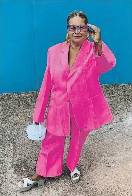  ??  ?? Liline, abuela de Simon Porte Jacquemus, posa con algunos de los diseños que su nieto ha creado para esta primavera-verano