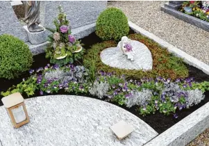  ?? Foto: Petra Beerhalter, Fotolia.com ?? Steinmetze sind Spezialist­en auf dem Friedhof. Sie bieten neben individuel­len Grabsteine­n auch noch vieles zur Gestaltung der Grabstätte.