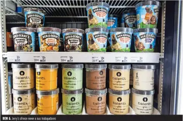  ??  ?? BEn &amp; Jerry’s ofrece nieve a sus trabajador­es