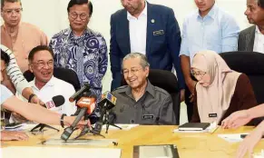 ??  ?? Light moment: Dr Mahathir with Deputy Prime Minister Datuk Seri Dr Wan Azizah Wan Ismail (seated, right), PKR president Datuk Seri Anwar Ibrahim and Pakatan Harapan senior leaders during the press conference at Yayasan Albukhary in Kuala Lumpur.