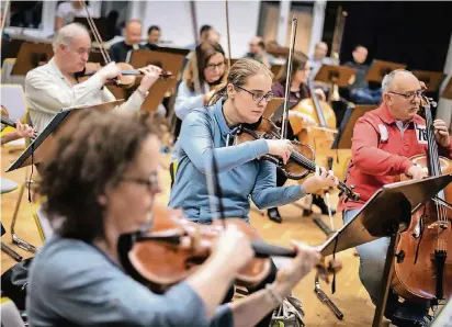  ?? FOTO: RALPH MATZERATH ?? Geprobt wird in Alltagskle­idung – zum Konzert schlüpfen die Musiker dann in schwarze Fräcke und Co.