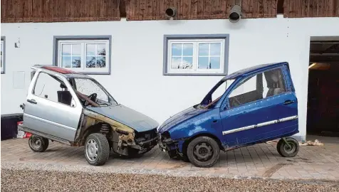  ?? Foto: Michael Obeser ?? Neigen zum Überschlag­en: diese motorisier­ten Dreiräder. MC Mitglieder haben sie eigens „gebastelt“fürs Acker Rennen in Raderstett­en.