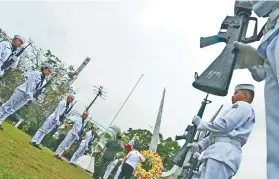  ?? SUNSTAR FOTO / AMPER CAMPAÑA ?? TRIBUTE. City Hall and military officials gather at the Plaza Independen­cia to pay tribute to the soldiers wounded and killed in the war in Marawi City. The soldiers received cash assistance from City Hall.