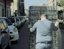  ??  ?? In strada Generi alimentari nelle vie deserte per essere smistati ai più bisognosi