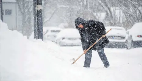  ?? FOTO: TOBIAS HASE/DPA ?? Winterlich­e Schwerstar­beit: Städte und Gemeinden legen fest, wie weit der Gehweg vor einem Haus geräumt werden muss.