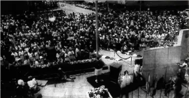  ?? Harold Rose, File newspaper scan ?? Thousands gather on July 16, 1996, in front of the Gordon County Courthouse to see the Olympic flame passed between torches.