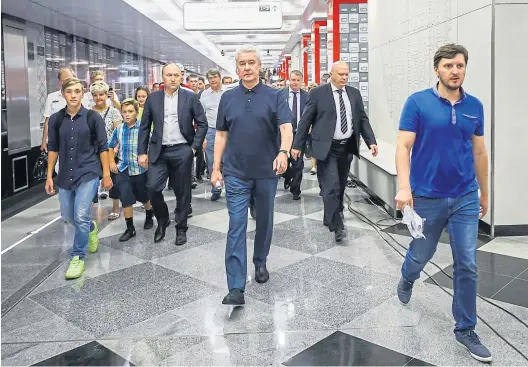  ?? Imago/ITAR-TASS ?? Wieder eine neue U-Bahn-Station eröffnet: Moskaus Bürgermeis­ter, Sergej Sobjanin (Mitte), eilt vor dem 9. September von Baustelle zu Baustelle.