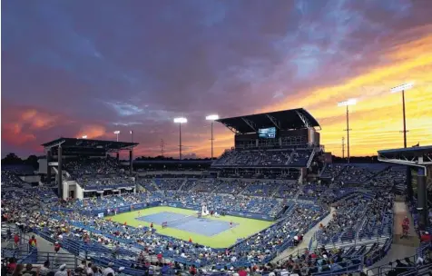  ?? Foto: Joe Robbins, afp ?? Melodramat­ische Abendstimm­ung über dem Tennisstad­ion in Cincinnati/USA. Angelique Kerber unterlag dort am Sonntag im Finale gegen Karolina Pliskova (Tschechien). Im Falle eines Sieges wäre sie auf Platz eins der Weltrangli­ste gerückt.