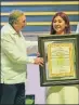  ??  ?? El gobernador de Campeche, Carlos Miguel Aysa González, entregó el premio “Maestro de América”