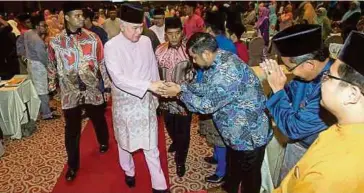  ??  ?? SULTAN Nazrin bersalaman dengan orang ramai selepas Majlis Syarahan Diraja Sambutan Jubli Emas MKI.