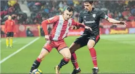  ?? FOTO: EFE ?? Borja García controla el balón ante Ander Iturraspe durante el Girona-Athletic