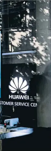  ?? XAVIER CERVERA ?? Huawei
La tienda del fabricante chino de móviles en Barcelona. El veto de la Casa Blanca a la empresa ha desencaden­ado una tormenta comercial