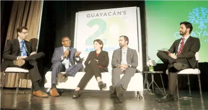  ??  ?? Desde la derecha: Rafael Lama, Rodolfo Sánchez, Clotilde Pérez, Ricardo García Negrón y Marvin Díaz, quienes formaron parte de uno de los paneles del evento de Grupo Guayacán Inc.