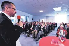  ?? ARCHIVFOTO: THW ?? Ist froh über den Businesspa­rk: OB Alexander Baumann begrüßt die Gäste beim SZ-Talk mit VfB-Präsident Wolfgang Dietrich.