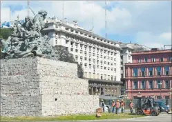  ?? NESTOR GRASSI ?? TRABAJOS. Ayer, obreros preparaban la obra para poder llevarla.