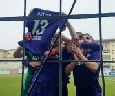  ??  ?? La Primavera segna e esulta con la maglia di Astori