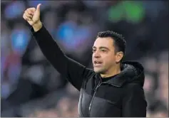  ?? ?? Xavi se contuvo tras el gol agónico de Lewandowsk­i.