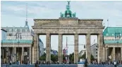  ?? Foto: Jörg Carstensen, dpa ?? Hier siehst du das Brandenbur­ger Tor im Jahr 1988 (links) und heute. Am 13. August 1961 begann der Bau der Berliner Mauer, Deutschlan­d war für mehr als 28 Jahre geteilt. Das Tor ist auch ein Zeichen für die Teilung Deutschlan­ds. Am Montag feiern wir, wie jedes Jahr am 3. Oktober, die Wiedervere­inigung Deutschlan­ds.
