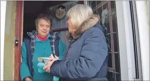  ??  ?? Tiree Meals On Wheels volunteer Sue Bottomley delivers food.