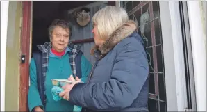  ??  ?? Tiree Meals On Wheels volunteer Sue Bottomley delivers food.