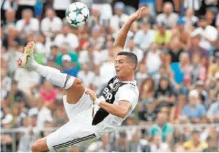  ?? AFP ?? Ronaldo trata de rematar en su primer partido con la Juventus