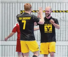  ?? Fotos: Marcus Merk ?? Florian Sandner (rechts) erzielte den Siegtreffe­r für den TSV Diedorf, bei dem der Ball erst nach der Schlusssir­ene über die Linie trudelte.