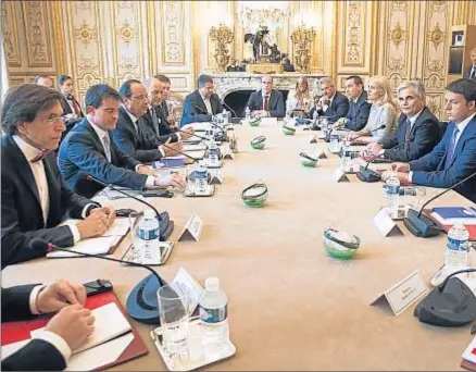  ?? ETIENNE LAURENT / AFP ?? El presidente Hollande, durante la reunión de la familia socialista europea en el palacio del Elíseo