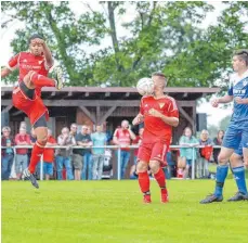  ?? FOTO: SCHLIPF ?? Autsch, das tat weh - und dann noch vom eigenen Mann. Doch nicht nur das lief schief beim A-Ligaauftak­t des TSV Westhausen (rot).