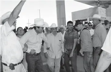  ??  ?? >Integrante­s de Campesinos Unidos de Sinaloa se negaban a liberar el paso vehicular.