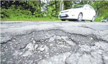  ?? FOTO: EICH ?? Eine einzige Schlagloch­piste ist inzwischen die Sebastian-Kneipp-Straße in Villingen.