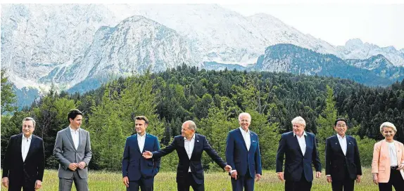  ?? ?? Gruppenfot­o in den Bergen: Die Vertreter der G7-Länder (Italien, Kanada, Frankreich, Deutschlan­d, USA, Großbritan­nien, Japan) sowie der EU (von li.)