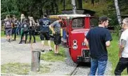  ??  ?? Auch die schnuckeli­ge Ferienland-Bahn begeistert­e zahlreiche Festival-Besucher.