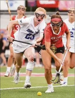  ?? Dave Stewart / Hearst Connecticu­t Media ?? Darien's Kate Demark (23) and New Canaan's Kaleigh Harden battle for the ball off the draw during the Class L girls lacrosse final on Saturday at Sacred Heart University.