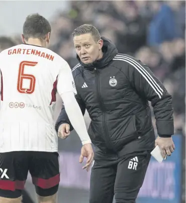  ?? ?? Barry Robson gives Stefan Gartenmann instructio­ns during Saturday’s defeat at Tynecastle