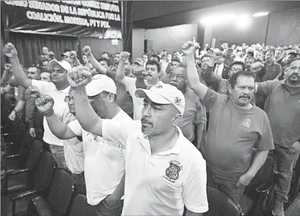  ?? Foto Cristina Rodríguez ?? Trabajador­es del sindicato minero, en una asamblea en el edicio de su agrupación