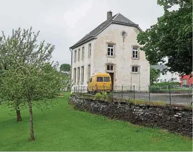  ?? Foto: Marc Hoscheid ?? Das alte Schulgebäu­de von Holler wurde 1907 erbaut und steht unter Denkmalsch­utz.