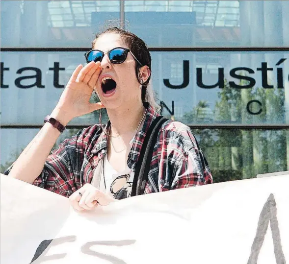  ??  ?? Una mujer clama justicia en València en una de las muchas concentrac­iones que se repitieron ayer en protesta por la sentencia