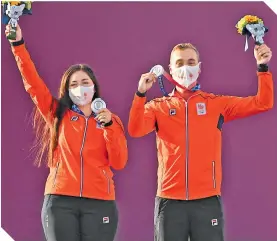  ??  ?? Gaby alcanzó su sueño al levantar la medalla de plata en los Juegos de Tokio.